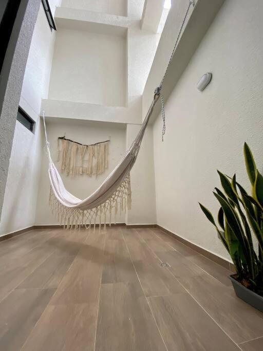 New Apto In Convenient Location With Parking *