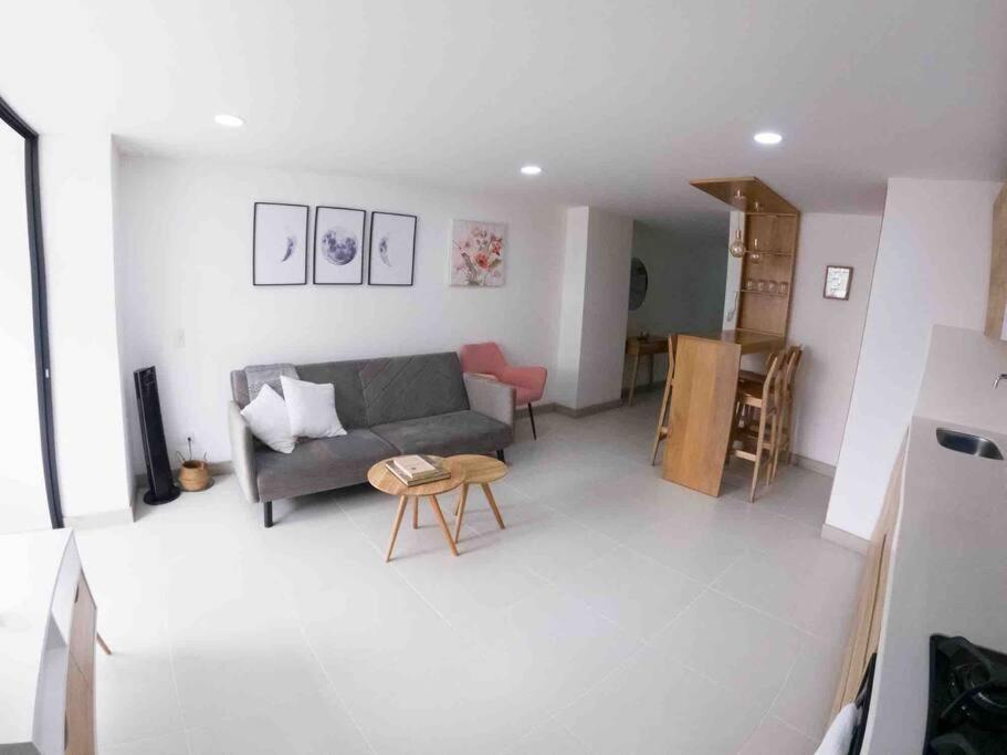 New Apto In Convenient Location With Parking Apartment *