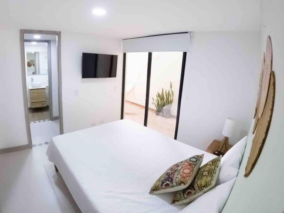 New Apto In Convenient Location With Parking *